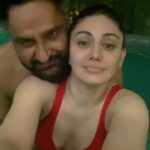 Parag Tyagi Instagram - Haay haay garmi, not fair baby raising the temperature , talking about me gundi😜💦 Posted @withregram • @shefalijariwala Pool babies ! @paragtyagi #summervibes #poolvibes #summertime #vacationmode #welldeserved #couplegoals #romance #loveisintheair