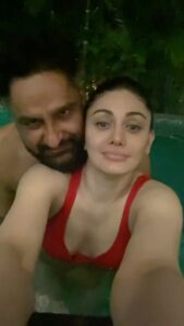 Parag Tyagi Instagram - Haay haay garmi, not fair baby raising the temperature , talking about me gundi😜💦
Posted @withregram • @shefalijariwala Pool babies !
@paragtyagi 
#summervibes #poolvibes #summertime #vacationmode #welldeserved #couplegoals #romance #loveisintheair