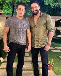 Parag Tyagi Instagram - Happiest birthday to the man with a Golden heart @beingsalmankhan sir. Wishing you love, good health & happiness always.. Love you lots sir 🤗🤗🤗 

#bhai #dabangg #sultan #goldenheart #birthday #friend #bhaikabirthday #gratitude #grateful #mana #love #respect #antim #superstar #tiger