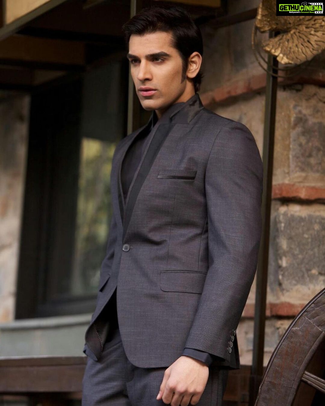 Paras Chhabra Instagram - Sharing few old pictures coz new content aane mein time hai…. #throwback #2012 #modellingdays #supermodel #paraschhabra #parasarmy #biggboss #splitsvilla5winner