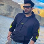 Paras Chhabra Instagram – In less oxygen somehow i managed to get clicked…🏔💪👻
Hoody by @urbantheka 
Sunglasses:- @imported.outlet 
 #leh #paraschhabra #parasarmy #urbantheka #clothing #hoody #mountains