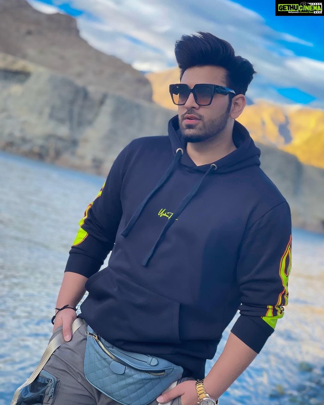 Paras Chhabra Instagram - In less oxygen somehow i managed to get clicked…🏔💪👻 Hoody by @urbantheka Sunglasses:- @imported.outlet #leh #paraschhabra #parasarmy #urbantheka #clothing #hoody #mountains