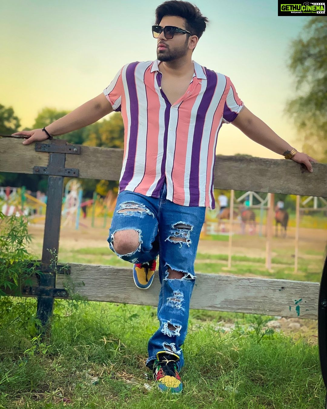 Paras Chhabra Instagram - Positivity only 🌳 ✨ Sunglasses- @imported.outlet #paraschhabra #parasarmy
