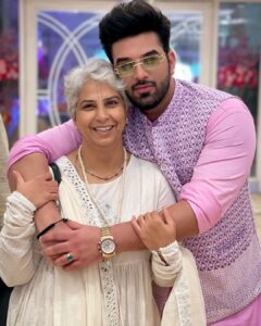 Paras Chhabra Instagram - माँ सब कुछ है । और माँ से ही सब कुछ है I 😍❤️🌏 #mom #paraschhabra #parasarmy Delhi, India