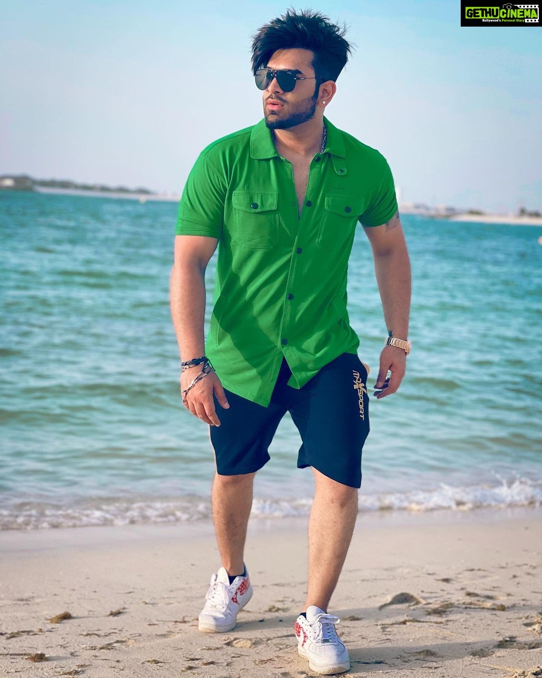 Paras Chhabra Instagram - Style में रहने का | 👌😎 Clothing by @urbantheka Clicked by @doprahularora #paraschhabra #parasarmy #biggboss #green #beach #dubai #style #photography📷 #instadaily #instapic #instashot Dubai, United Arab Emirates