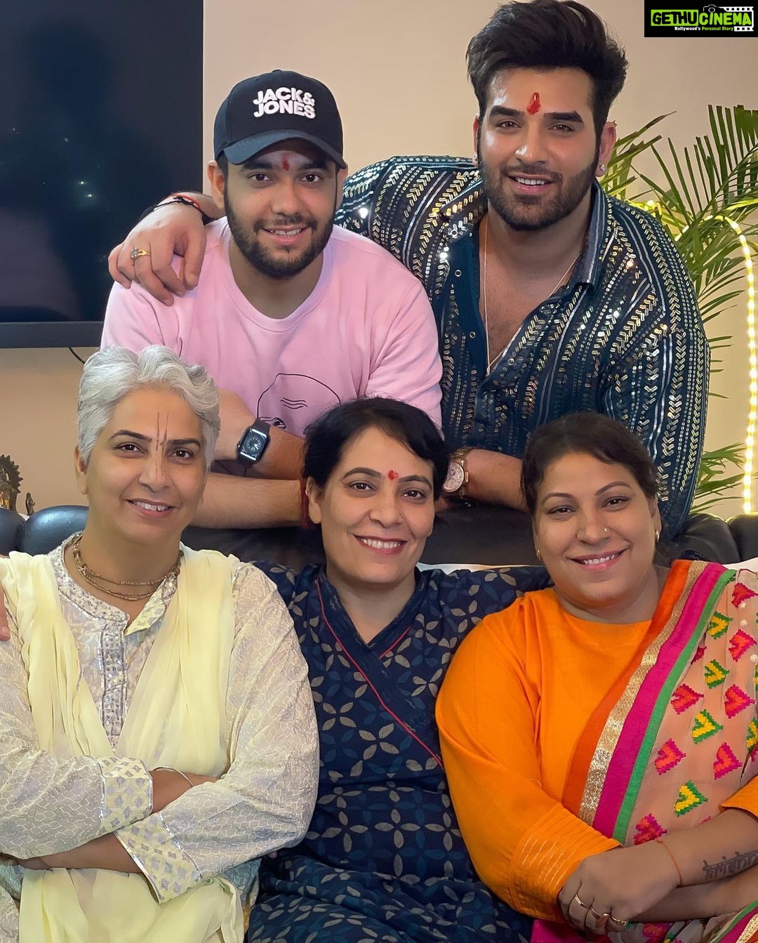 Paras Chhabra Instagram - Happy Diwali 🪔 #paraschhabra #parasarmy #family #prosperousdiwali #diwali Delhi, India