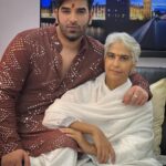 Paras Chhabra Instagram – Diwali with family is bliss ❤️🕉️🙏
Kurta :- @skjcouture 
#mom #diwali #paraschhabra #happydiwali #festivals