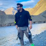 Paras Chhabra Instagram – In less oxygen somehow i managed to get clicked…🏔💪👻
Hoody by @urbantheka 
Sunglasses:- @imported.outlet 
 #leh #paraschhabra #parasarmy #urbantheka #clothing #hoody #mountains