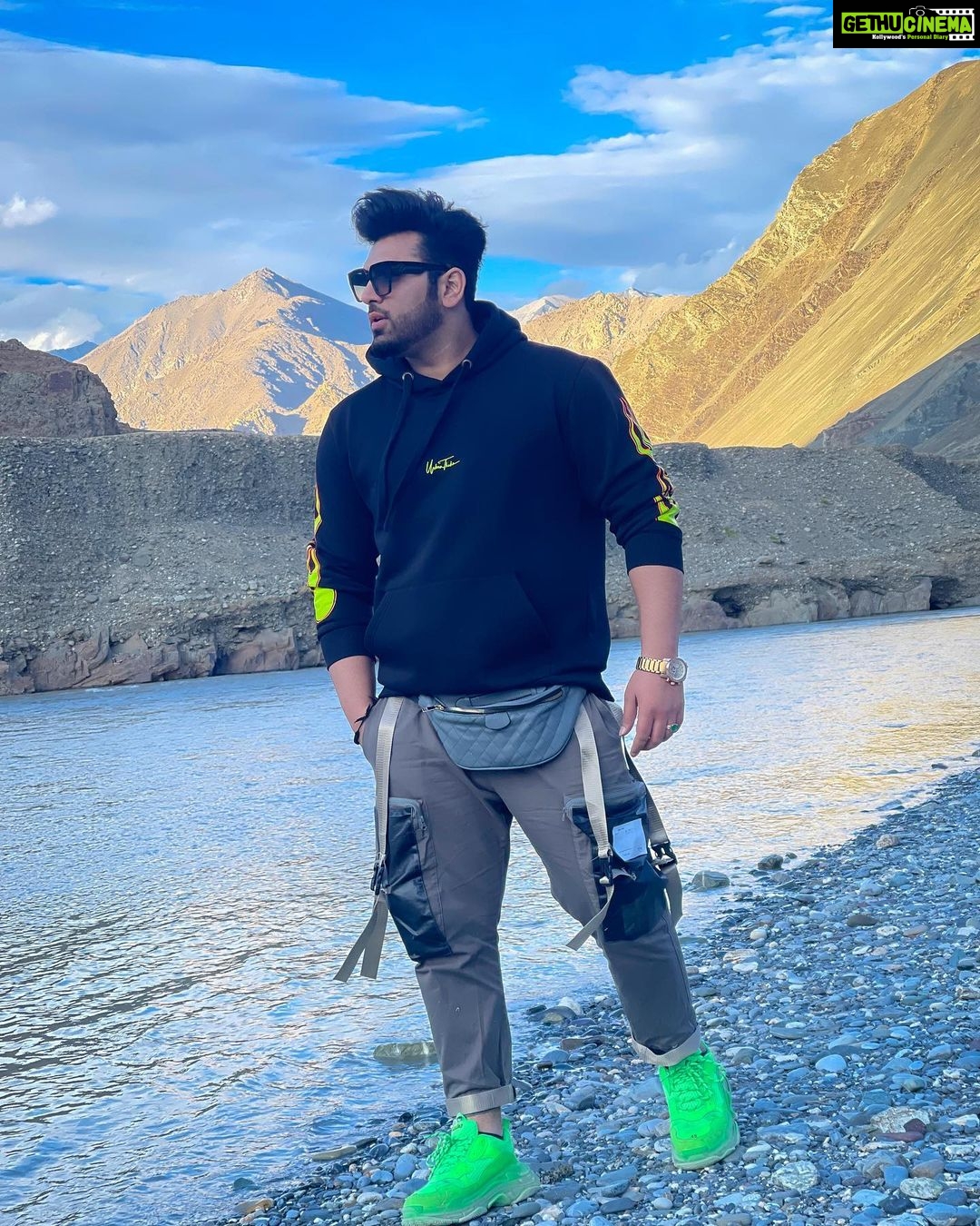 Paras Chhabra Instagram - In less oxygen somehow i managed to get clicked…🏔💪👻 Hoody by @urbantheka Sunglasses:- @imported.outlet #leh #paraschhabra #parasarmy #urbantheka #clothing #hoody #mountains