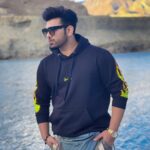Paras Chhabra Instagram - In less oxygen somehow i managed to get clicked…🏔💪👻 Hoody by @urbantheka Sunglasses:- @imported.outlet #leh #paraschhabra #parasarmy #urbantheka #clothing #hoody #mountains