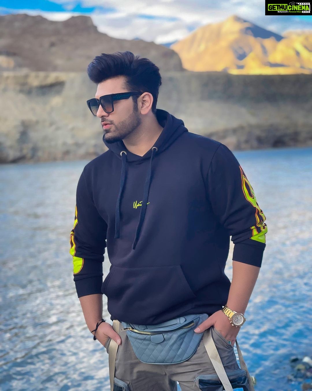 Paras Chhabra Instagram - In less oxygen somehow i managed to get clicked…🏔💪👻 Hoody by @urbantheka Sunglasses:- @imported.outlet #leh #paraschhabra #parasarmy #urbantheka #clothing #hoody #mountains
