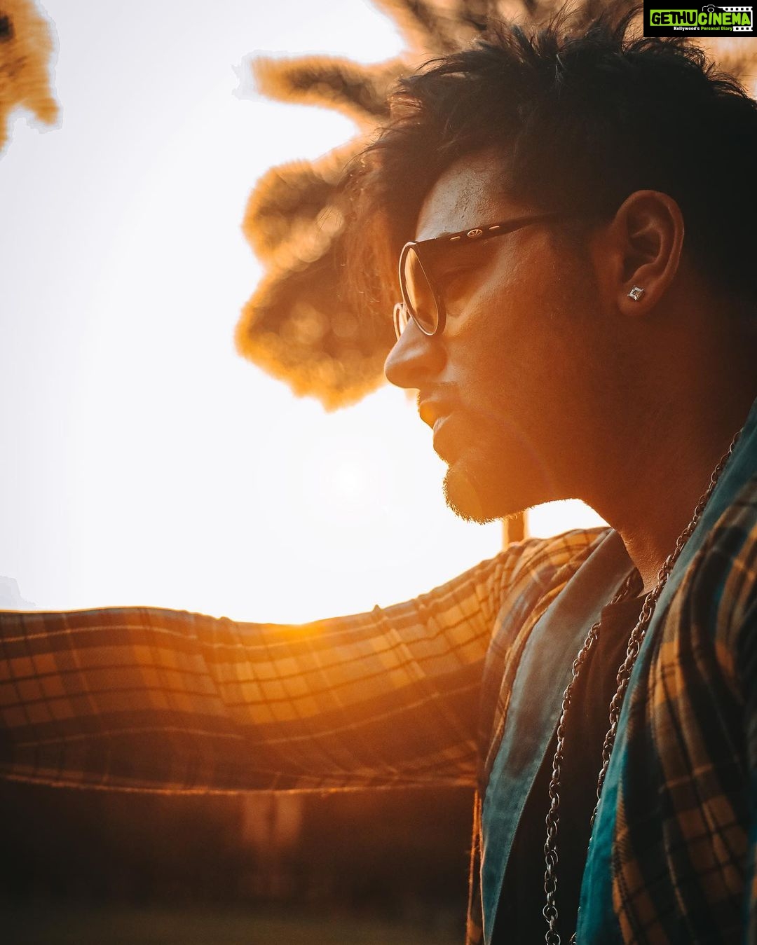 Paras Chhabra Instagram - It is almost impossible to watch a sunset and not dream... 🌞😎 📸 @pitch.gray #paraschhabra #parasarmy