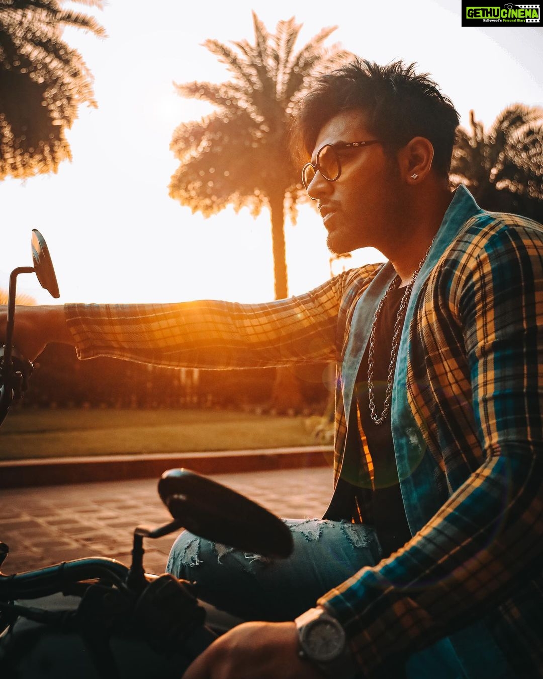 Paras Chhabra Instagram - It is almost impossible to watch a sunset and not dream... 🌞😎 📸 @pitch.gray #paraschhabra #parasarmy