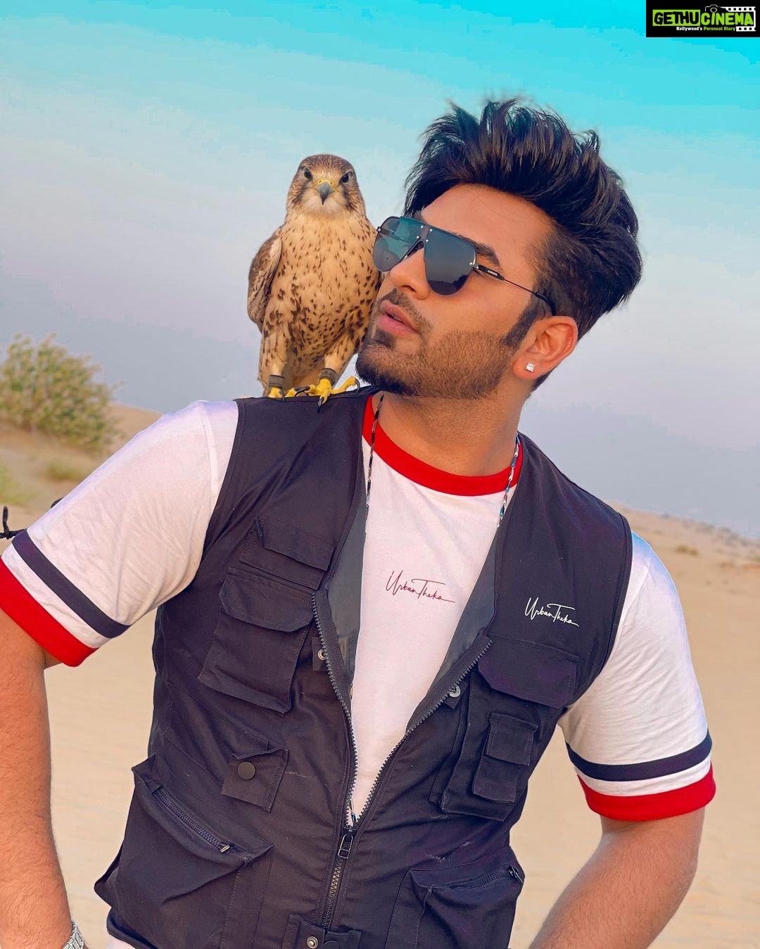 Paras Chhabra Instagram - Smile plzz 😁 @officialmahirasharma <— check her profile to see the clicks 😎 #paraschhabra #parasarmy #biggboss #dubai #lamerdubai #desert #safari #eagle #mahirasharma #pahira #mahirians Dubai, United Arab Emirates
