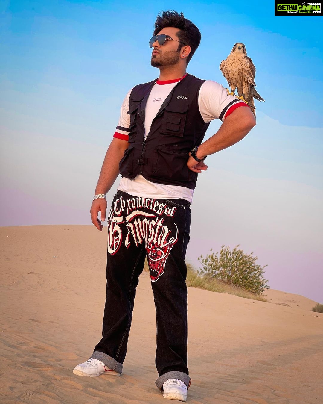 Paras Chhabra Instagram - Smile plzz 😁 @officialmahirasharma <— check her profile to see the clicks 😎 #paraschhabra #parasarmy #biggboss #dubai #lamerdubai #desert #safari #eagle #mahirasharma #pahira #mahirians Dubai, United Arab Emirates