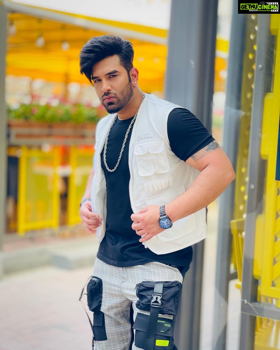 Paras Chhabra Instagram - भाव हम देते नहीं । और अकड़ हम सहते नहीं । Dress by @urbantheka Shor by @doprahularora #paraschhabra #parasarmy #biggboss #dubai #shootlife #songs #instagram #instashot #style #instapic #picoftheday Dubai, United Arab Emirates