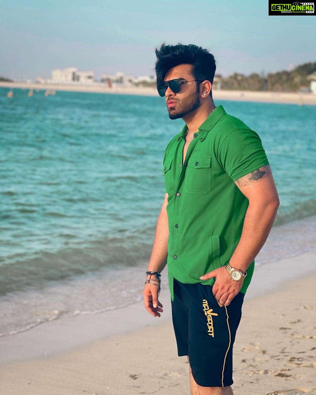 Paras Chhabra Instagram - Style में रहने का | 👌😎 Clothing by @urbantheka Clicked by @doprahularora #paraschhabra #parasarmy #biggboss #green #beach #dubai #style #photography📷 #instadaily #instapic #instashot Dubai, United Arab Emirates