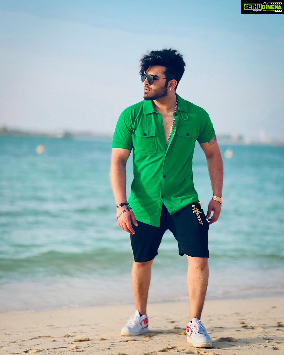 Paras Chhabra Instagram - Style में रहने का | 👌😎 Clothing by @urbantheka Clicked by @doprahularora #paraschhabra #parasarmy #biggboss #green #beach #dubai #style #photography📷 #instadaily #instapic #instashot Dubai, United Arab Emirates