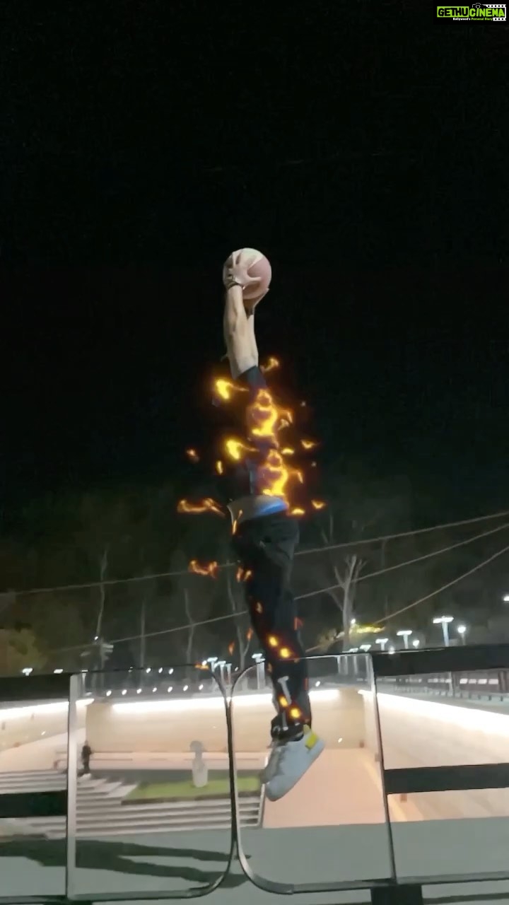Paras Chhabra Instagram - 🏀 video by @pitch.gray Clothing by @urbantheka #paraschhabra #parasarmy #biggboss #video #reelsinstagram #reel #instavideos #instagrammer #videoediting #vfx