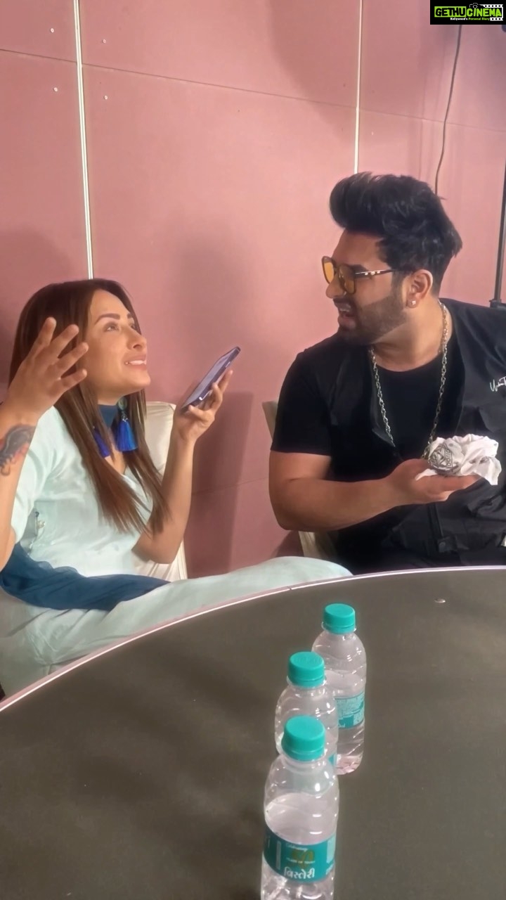 Paras Chhabra Instagram - This is how few makers irritate actors on set... 🥺🤨😡🤬 @officialmahirasharma @pitch.gray @saregama_official @radissonblumumbaiairport Clothing by @urbantheka #paraschhabra #mahirasharma #directors #actorslife #shooting #vines #instavideo #instagram #igtv