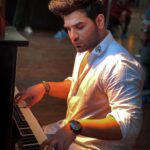 Paras Chhabra Instagram - शरीफ़ हम नहीं.. हमारी आदतें है | Photography:- @pitch.gray #piano #music #paraschhabra #parasarmy #song #instapic #instagram