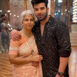 Paras Chhabra Instagram - Clicks with mom is bliss…. 🥹💪😎 My dress styled by @simrandhillon.designs Made by @aafreen_by_navneet_and_arpan #paraschhabra #parasarmy #mom #blessed Delhi, India