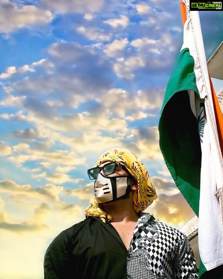Paras Chhabra Instagram - Our Heroes fought for our freedom to save the country, we are fighting to protect ourselves to save our country. Cherish what we have, Have a safe Independence Day! 🇮🇳🇮🇳 #StayMasked #Protect #Safety #IndependenceDay #IndianIndependence #ProudIndian #India #JaiHind #JaiBharat #parasarmy #paraschhabra #pahira #biggboss Kot Putli, Rajasthan, India
