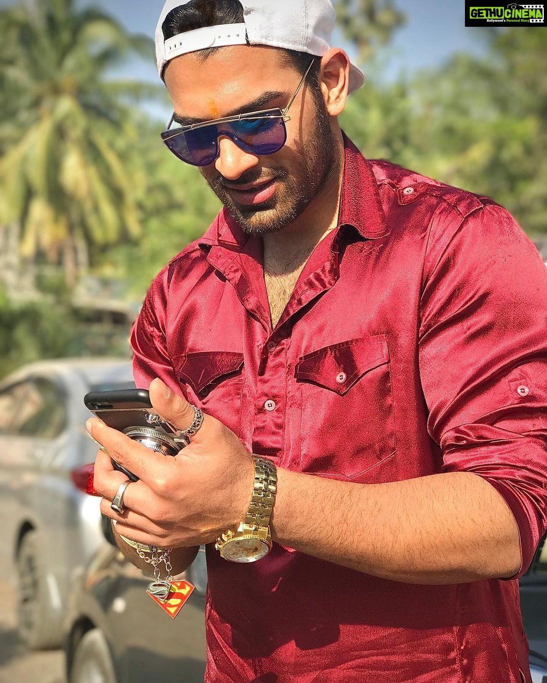 Paras Chhabra Instagram - It bothers them that i am unbothered 🤟😎 #paraschhabra #abrakadabra