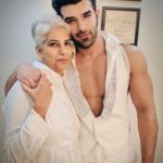 Paras Chhabra Instagram - Life doesn't come with a manual, it comes with a mother... ❤️ Happy Mother’s day 🥰😘 #paraschhabra #mothersday #love #family #life