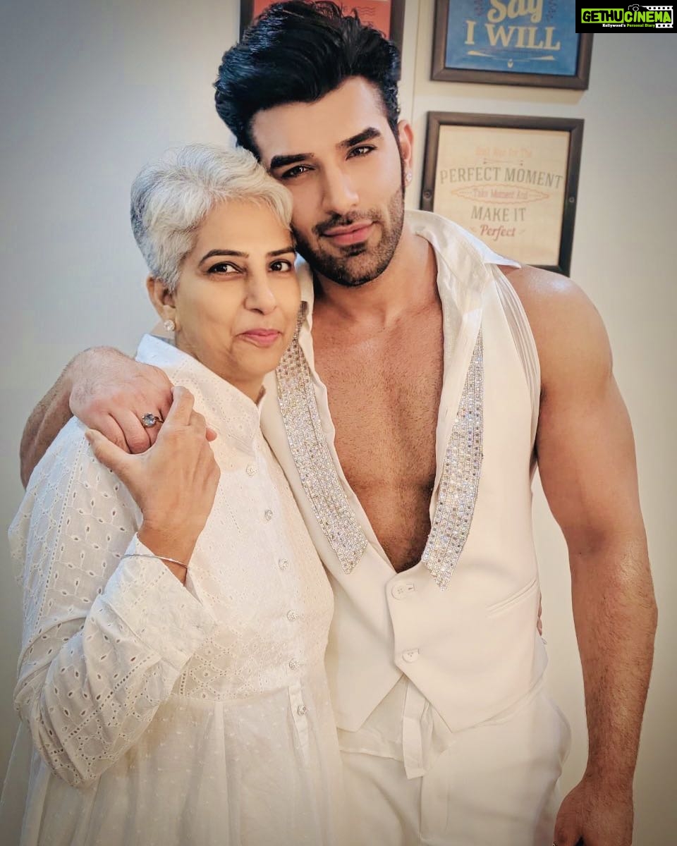Paras Chhabra Instagram - Life doesn't come with a manual, it comes with a mother... ❤️ Happy Mother’s day 🥰😘 #paraschhabra #mothersday #love #family #life
