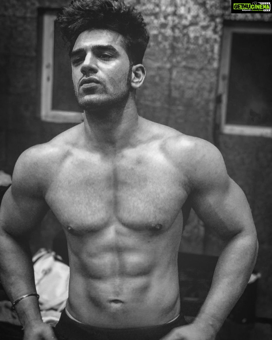 Paras Chhabra Instagram - Stay safe, stay home, do not go out 💪👀🚔🚨 #biggboss13 #paraschhabra #abrakadabra #abrakadabraparaschabbra #colors