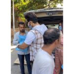 Paras Chhabra Instagram - So finally we both decided to help and distributing essential food packages to the under privileged with the guide lines issued by WHO- wearing a mask and practicing social distancing 😊@officialmahirasharma #paraschhabra #actor #bollywood  #biggboss #films #television #corona #entertainment #stayhome  #pandemic #covid19 #narendramodi #primeminister #initiative #candles #light #biggboss13 #colors #abrakadabra