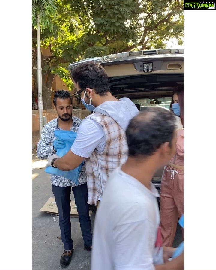 Paras Chhabra Instagram - So finally we both decided to help and distributing essential food packages to the under privileged with the guide lines issued by WHO- wearing a mask and practicing social distancing 😊@officialmahirasharma #paraschhabra #actor #bollywood  #biggboss #films #television #corona #entertainment #stayhome  #pandemic #covid19 #narendramodi #primeminister #initiative #candles #light #biggboss13 #colors #abrakadabra