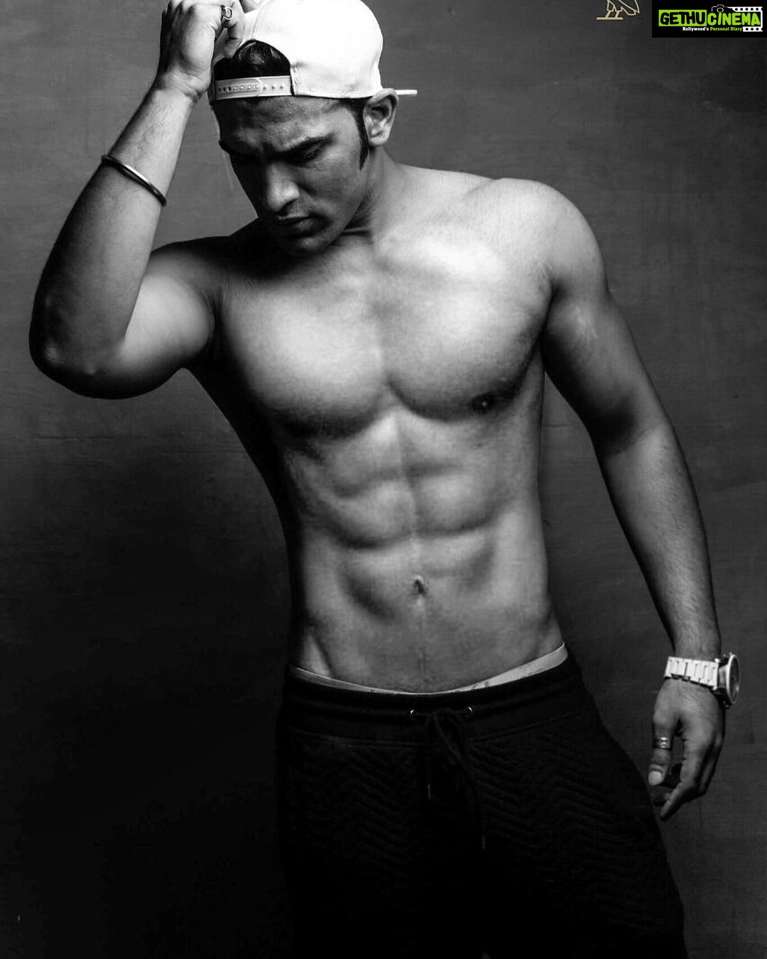 Paras Chhabra Instagram - Jab bhi workout karne ka socho tab tab gym band ho jaate hai… i am noticing people are texting me everyday to start the gym… i m a gym freak… uploading all these for you and myself to get motivate more for workout… its been 2 years i am seeing myself like this with the MoTa pet… my health were not supporting me… but now m all fine and all set to hit the gym … par saaala gym to khuleeeeeee 🤬😠 Note- i can only workout in gym to plzzz gyaan na dena ki road pe running karo and all sh*t… 😂😅🤣 #paraschhabra #parasarmy #workout #gym #gymfreak Mohali, Chandigarh