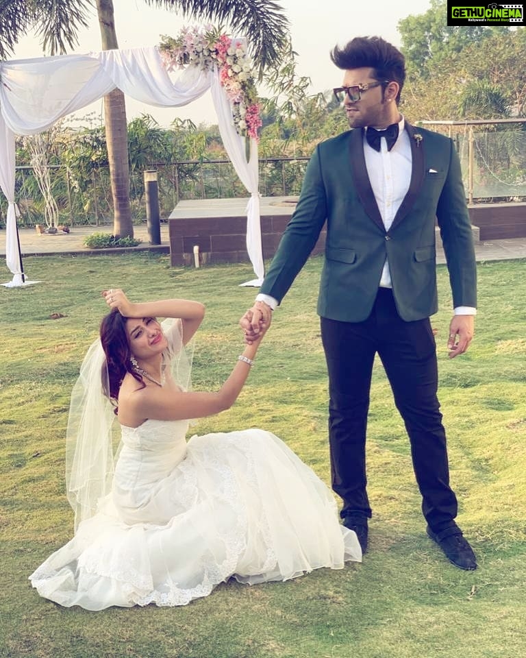 Paras Chhabra Instagram - Something new 😎🥰 #pahira #abrakadabraparaschabbra #abrakadabra #paraschhabra #biggboss13 #mahira #wedding #song #desimusicfactory # Styled by @outro.by.akshita_anulika Brand:- @labeljmensco
