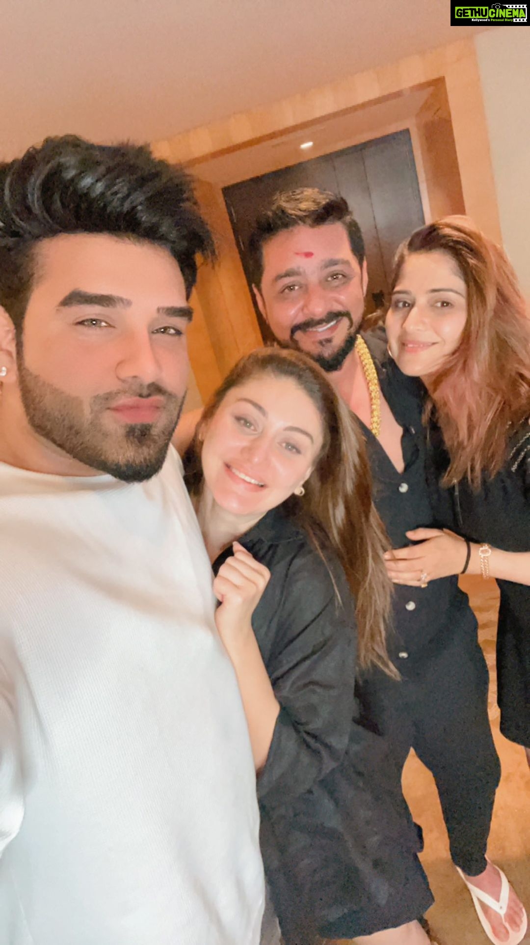 Paras Chhabra Instagram - Guess what @hindustanibhaukingsarkar is talking about 🤣😂 Leave ur comments 🦷🤓😂🤣 We had a blast last night @artisingh5 @shefalijariwala @hindustanibhaukingsarkar #paraschhabra #biggboss13 #reunion #fun #friendship #parasarmy Mumbai, Maharashtra