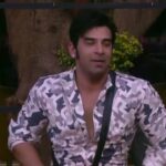 Paras Chhabra Instagram - First nominations were too Quick! It actually changed the Inside Atmosphere!🔥 Bahar sab kaisa hai? 😛 Kindly watch all the episodes everyday on COLORS TV and anytime at VOOT! Nailed it with this stunning outfit by: @labelnischayniyogi Styled by: @stylebytaashvi #bb13 #biggboss13 @colorstv