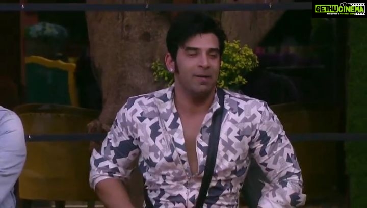 Paras Chhabra Instagram - First nominations were too Quick! It actually changed the Inside Atmosphere!π₯ Bahar sab kaisa hai? π Kindly watch all the episodes everyday on COLORS TV and anytime at VOOT! Nailed it with this stunning outfit by: @labelnischayniyogi Styled by: @stylebytaashvi #bb13 #biggboss13 @colorstv
