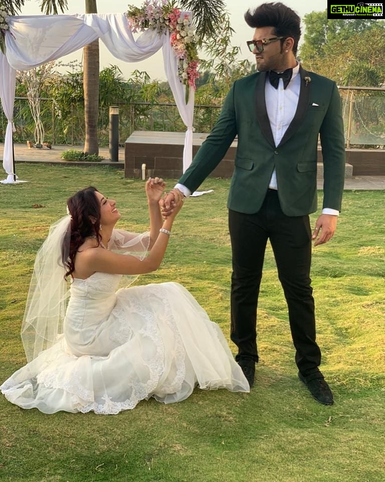 Paras Chhabra Instagram - Something new 😎🥰 #pahira #abrakadabraparaschabbra #abrakadabra #paraschhabra #biggboss13 #mahira #wedding #song #desimusicfactory # Styled by @outro.by.akshita_anulika Brand:- @labeljmensco