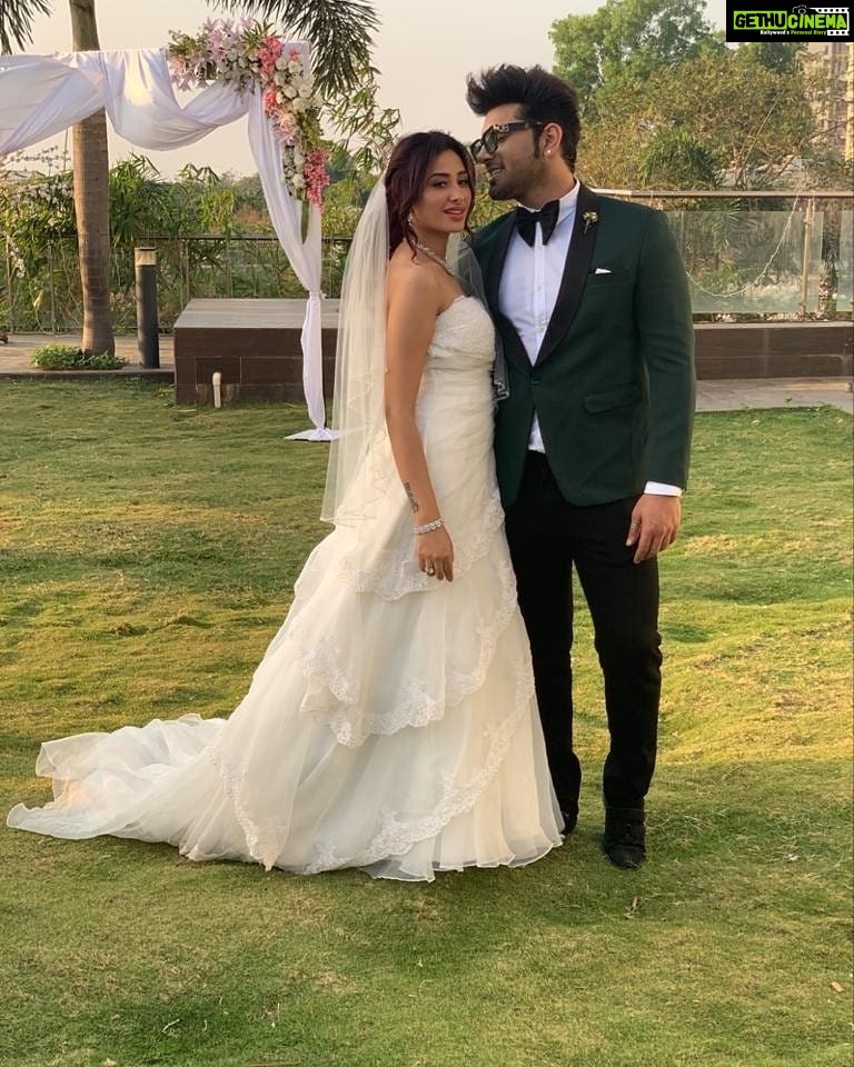 Paras Chhabra Instagram - Something new 😎🥰 #pahira #abrakadabraparaschabbra #abrakadabra #paraschhabra #biggboss13 #mahira #wedding #song #desimusicfactory # Styled by @outro.by.akshita_anulika Brand:- @labeljmensco