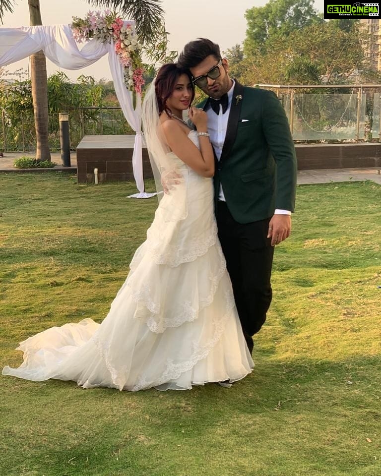 Paras Chhabra Instagram - Something new 😎🥰 #pahira #abrakadabraparaschabbra #abrakadabra #paraschhabra #biggboss13 #mahira #wedding #song #desimusicfactory # Styled by @outro.by.akshita_anulika Brand:- @labeljmensco
