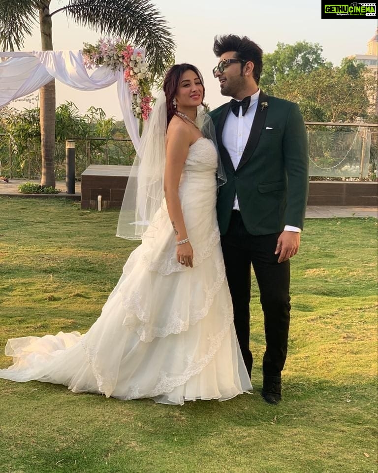 Paras Chhabra Instagram - Something new 😎🥰 #pahira #abrakadabraparaschabbra #abrakadabra #paraschhabra #biggboss13 #mahira #wedding #song #desimusicfactory # Styled by @outro.by.akshita_anulika Brand:- @labeljmensco