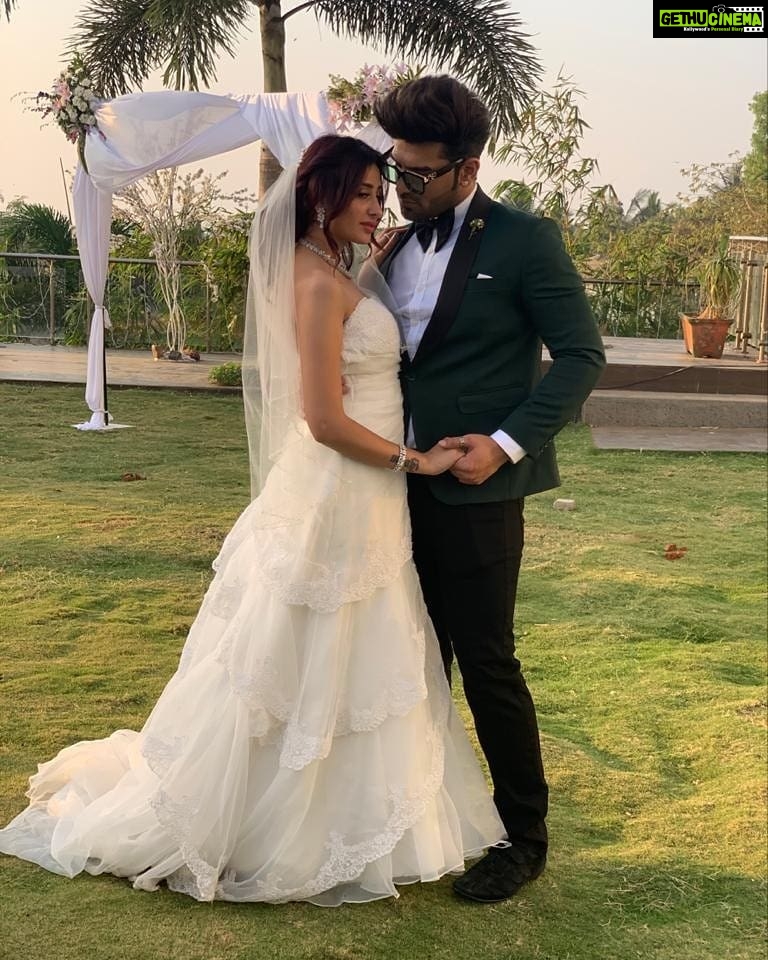 Paras Chhabra Instagram - Something new 😎🥰 #pahira #abrakadabraparaschabbra #abrakadabra #paraschhabra #biggboss13 #mahira #wedding #song #desimusicfactory # Styled by @outro.by.akshita_anulika Brand:- @labeljmensco