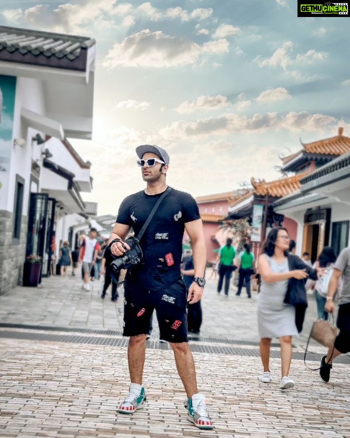Paras Chhabra Instagram - Beautiful weather 🤟😎 @fugazeeinc Big Buddha, Lantau, Hong Kong