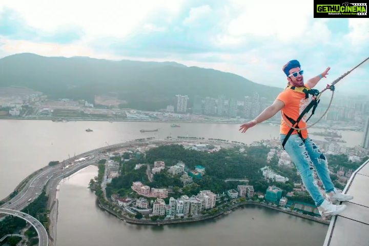 Paras Chhabra Instagram - ज़मीं पर रह कर आसमान छूने की फितरत है मेरी 🤟😈 Macau Tower
