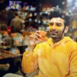 Paras Chhabra Instagram - Mera ‪waqt ‬ßadla hai, ‪Rutba ‬nahi, Teri ‪Kismat ‬ßadli hai ‪Aukat ‬nahi 😉 #paraschhabra #king #raavan #ruthless #splitsvilla #mtv #raw #coffee #glass #effect #throughalense #instagram #instapic #instashot #pics #pictures