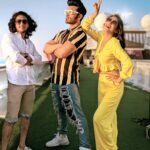 Paras Chhabra Instagram - I just love this picture... The best one so far... We look lit 🤟😎 @kinshukvaidya54 @shivyapathania .. I had a great time with you both at the cruise 🚢... keep the posivity around 😌🌞✨💫 #paraschhabra #kinshukvaidya #shivyapathania #duryodhan #arjun #radha #raavan #fan #shakalakaboomboom #instagram #instapic #instashot #friends #fun #sunset #cruise #sea #superman #jaishivshankarshambhoo #swag #stylish #colourful #picture #pics