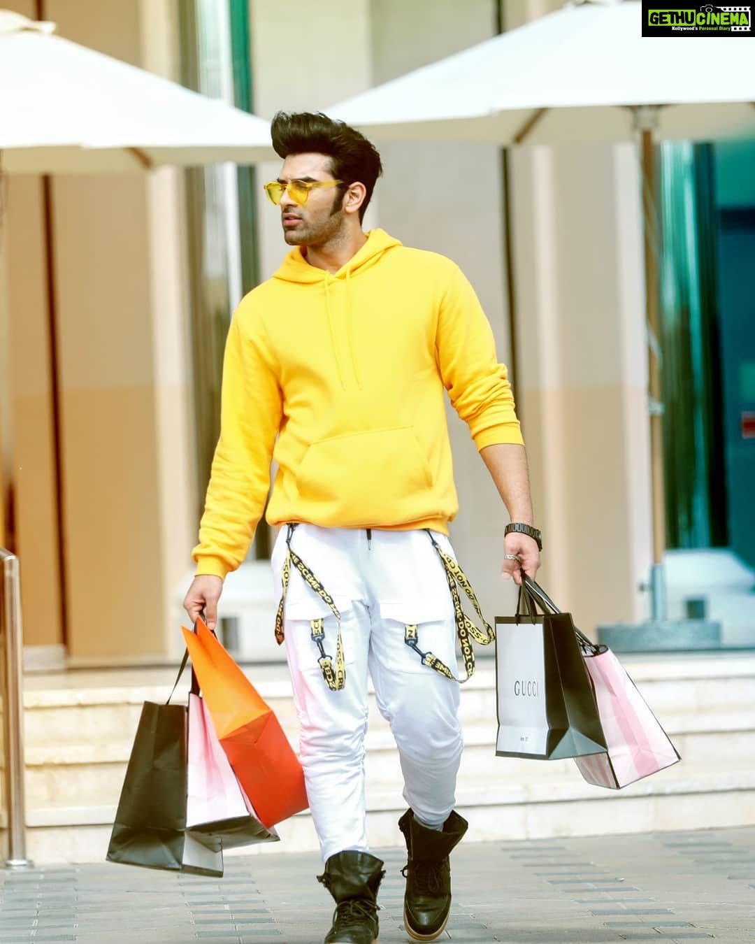 Paras Chhabra Instagram - Ever so comfortable from the house of Fugazee.Check them out at @fugazeeinc for some amazing Streetwear #fugazee π€π And my new look from upcoming song "ATM" sung by @ramjigulatiofficial releasing soon Music studio @zeemusiccompany Video by @unitedwhiteflag Director @ramjigulatiofficial DOP @doprahularora Female actor @nehamalik335 Styling by @dhartigulati Dubai, United Arab Emirates