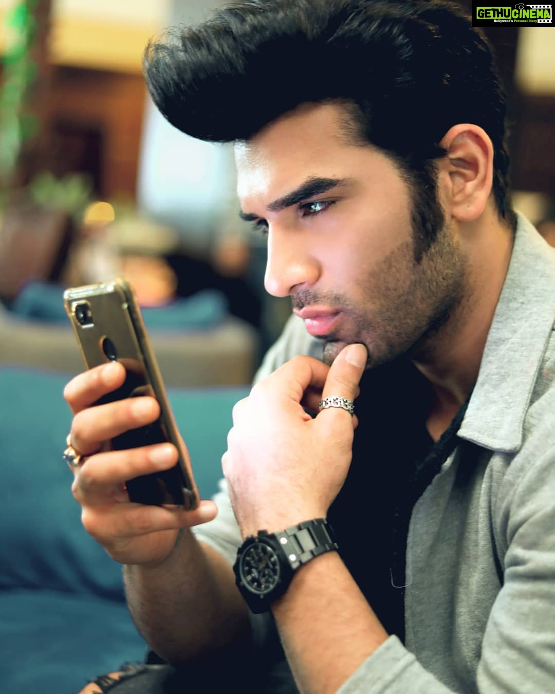 Paras Chhabra Instagram - I love candid shots.... ππ Thanx paaji @doprahularora #candid #paraschhabra #king #instagram #instapic #instashoot #photography #pic #pictures #mtv #splitsvilla #punjabi #punjabisong #songshoot #dubai