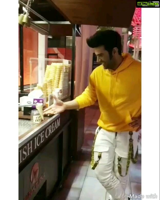 Paras Chhabra Instagram - They make you crave for it.... π
π¦ππ¦π¦ Swipe for full video π€π #turkishicecream #icecream #pietime #winter #instagram #instavideo #eatinghealthy #berrypicking #farmtobar #vitamin #garden #vitaminc #blueberry #blackberry #icecream #smoothie #organic #farm #yummi #sweets #tasty #picking #vitamins #pickingtime #paraschhabra #π Jumeirah Public Beach